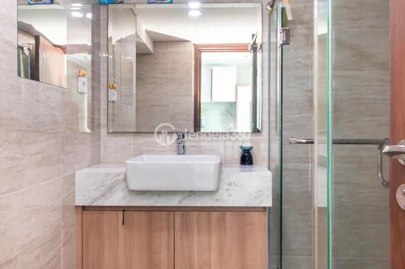 Bathroom Studio Apartment with City View at Southgate Residence