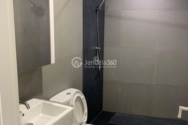 Bathroom Restful 2BR Apartment Middle Floor with City View at Paddington Heights Apartment