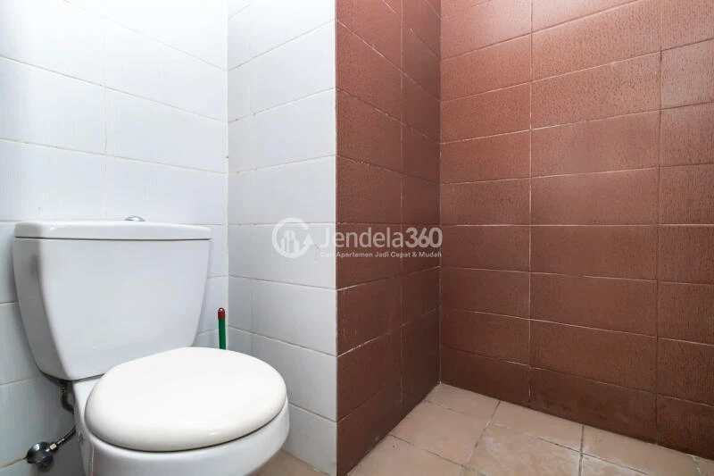 Bathroom Studio Puri Orchard Apartment at Tower Orange Groove