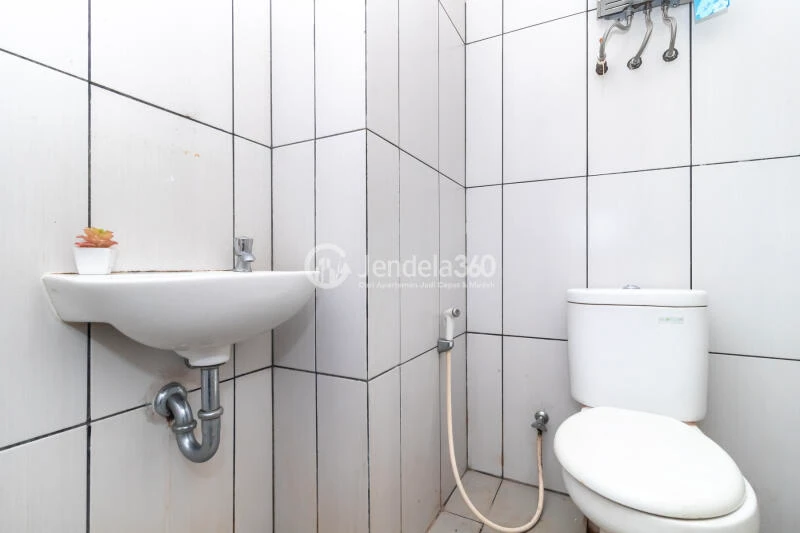 Bathroom High Floor Studio Apartment with City View at Grand Kamala Lagoon Apartment