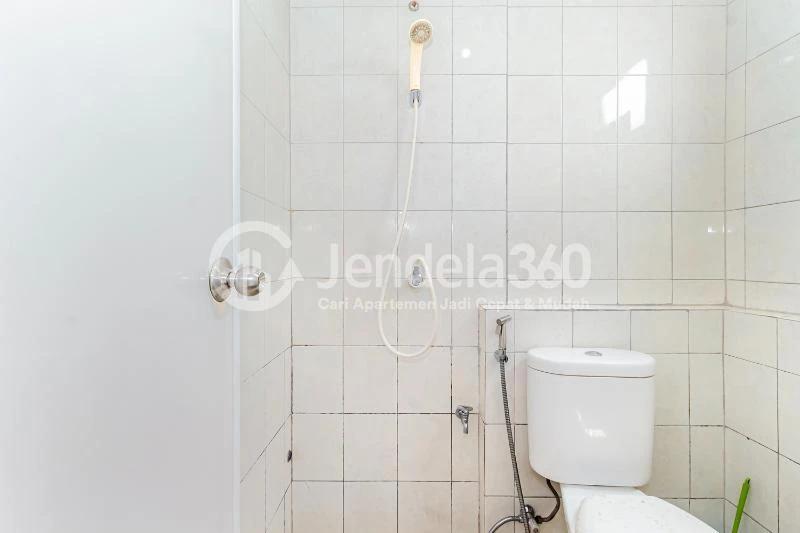 Bathroom 2BR Bintaro Park View Apartment at Low Floor