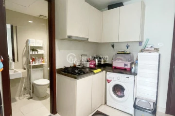 Kitchen High Floor 1BR Apartment with City View at Puri Mansion