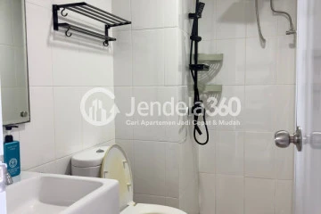 Bathroom 2BR Apartment with City View at Westmark Apartment