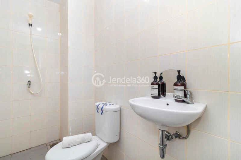 Bathroom 2BR Apartment with City View at Kota Ayodhya Apartment