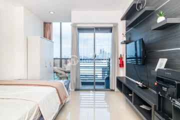 Bedroom High Floor Studio Apartment with City View at GP Plaza Apartment