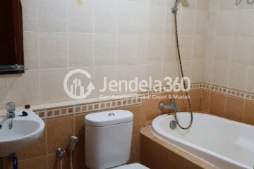 Bathroom Middle Floor 2BR Apartment with City View at Grand Palace Kemayoran
