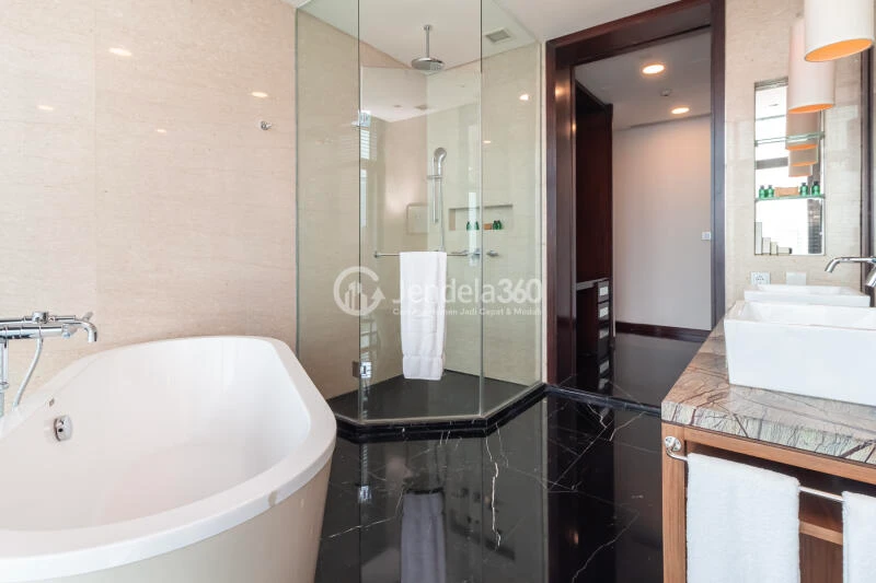 Bathroom 3BR Shangri-La Residence Apartment at Low Floor