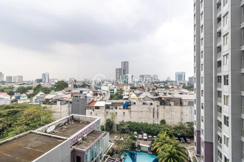 Balcony 1BR Apartment with City View at Lavande Residence