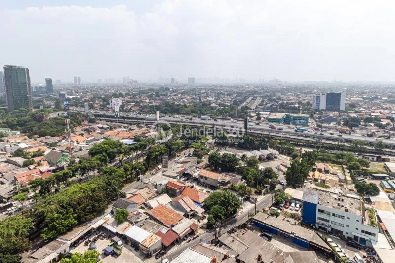 Balcony Comfy Studio Apartment at Southgate Residence Tower Altuera