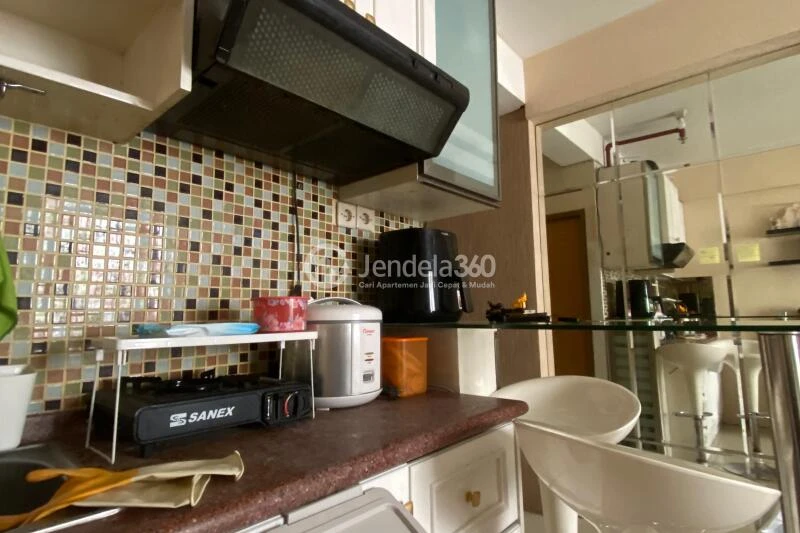 Kitchen Good Deal Studio Apartment Low Floor with Swimming Pool View at East Park Apartment