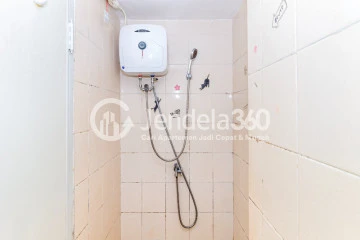 Bathroom Low Floor Studio Apartment with Jalan parkir View at Puri Park View Apartment