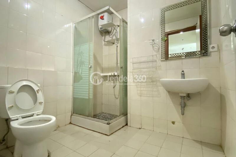 Bathroom 2BR Thamrin Residence Apartment at Tower Alamanda