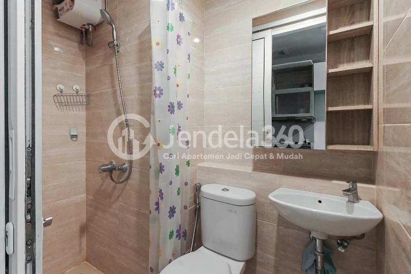 Bathroom Comfy Studio Apartment Near Binus University at Springwood Residence