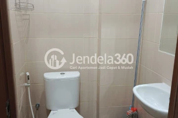 Bathroom Studio Apartment with City View at Dave Apartment