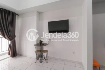 Living Room Low Floor 1BR Apartment with City View at Casa De Parco Apartment
