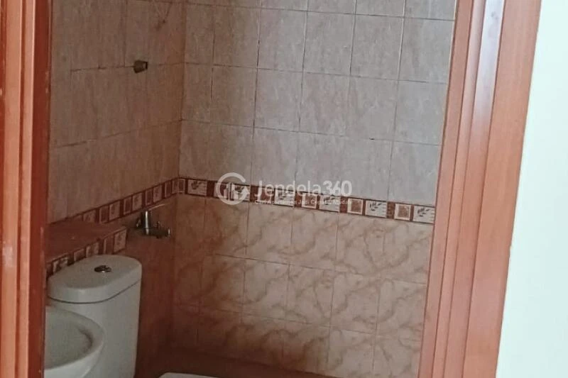 Bathroom 3BR Apartment with - View at Grand Palace Kemayoran