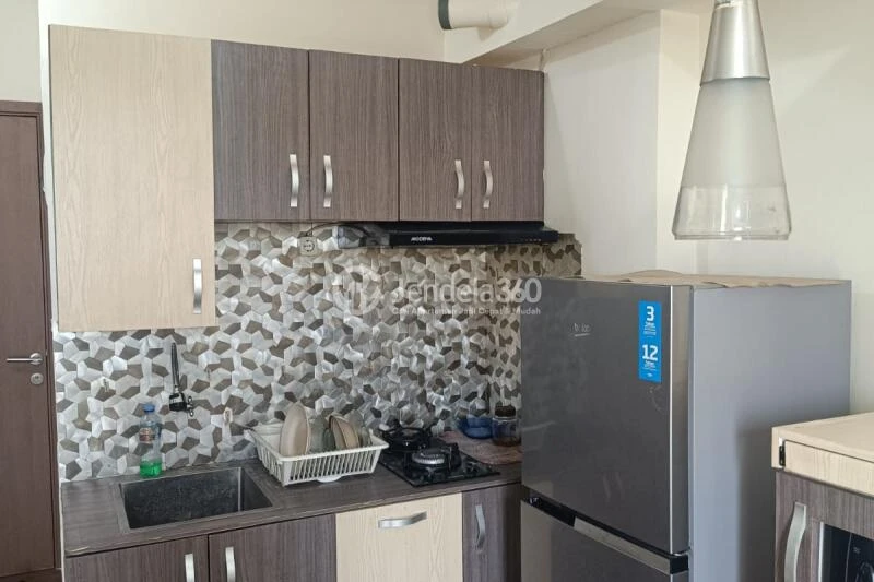 Kitchen 2BR Podomoro Golf View Apartment at Low Floor