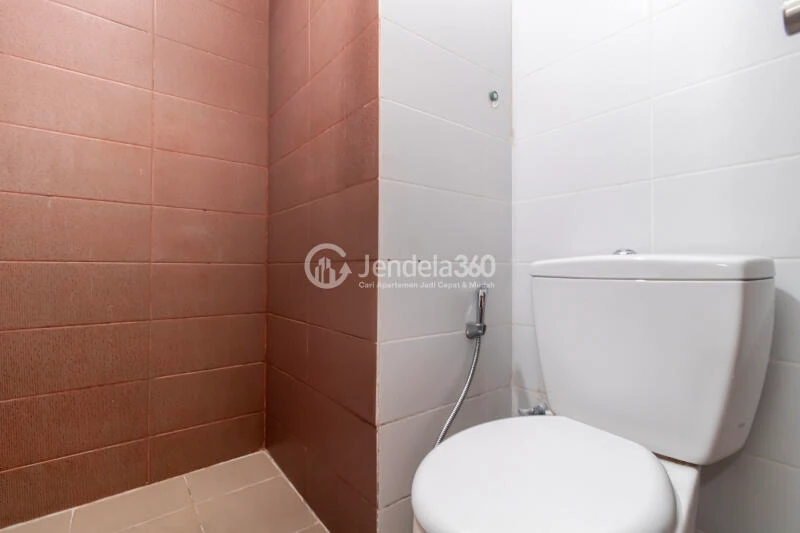 Bathroom Studio Apartment with city View at Puri Orchard Apartment