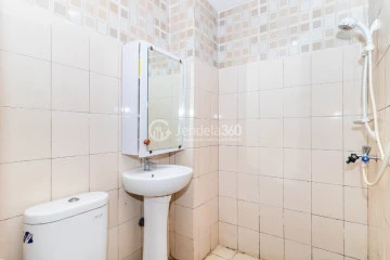 Bathroom 2BR Apartment with City View at Tifolia Apartment