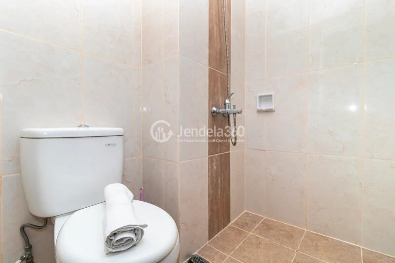 Bathroom 1BR Taman Melati Margonda Apartment at Tower B