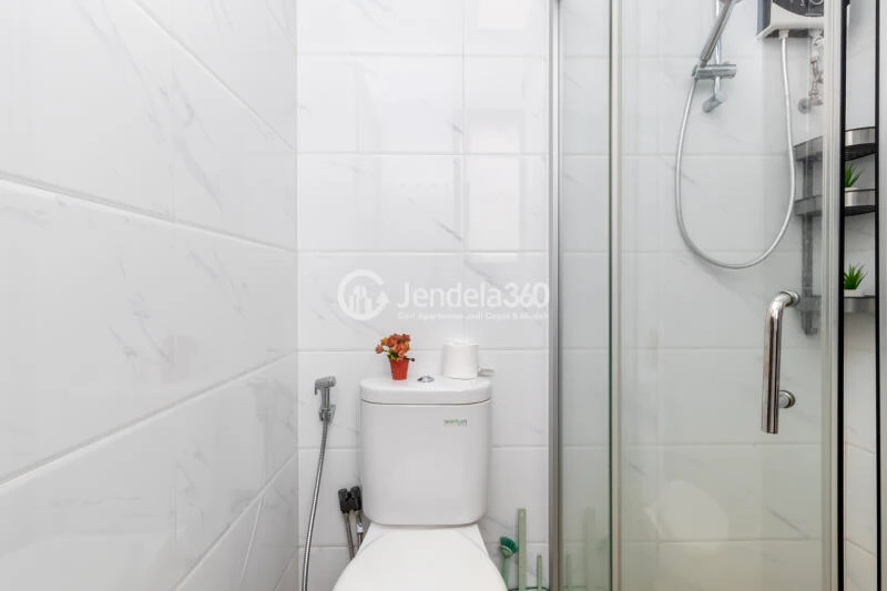 Bathroom 3BR Apartment with City View at Sky House BSD Apartment