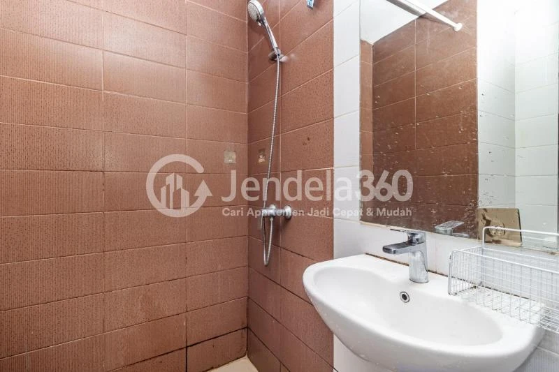 Bathroom Studio Apartment with Kolam View at Puri Orchard Apartment