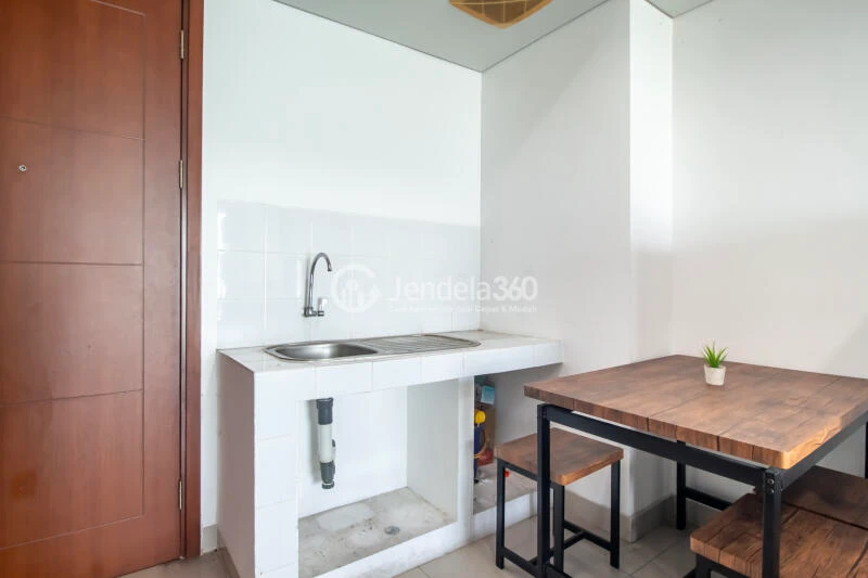 Kitchen 2BR Springhill Terrace Residence Apartment at Low Floor
