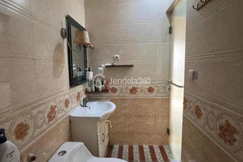 Bathroom 1BR Maple Park Apartment at Tower Tower B