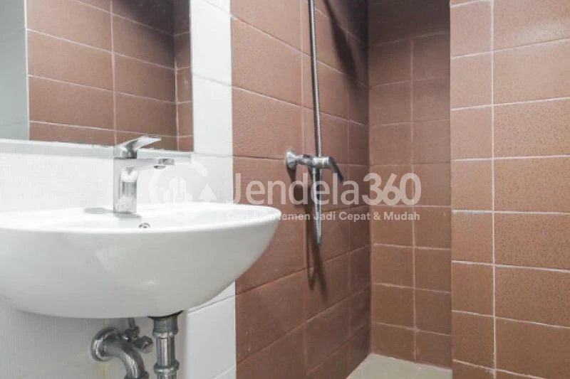 Bathroom Studio Puri Orchard Apartment at Tower Orange Groove