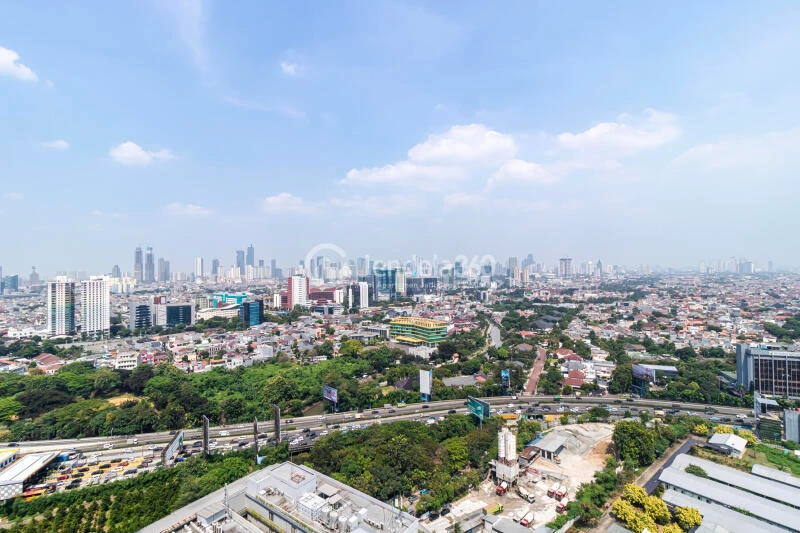 Balcony Relaxed 3BR Apartment Low Floor with City View at Taman Anggrek Residence
