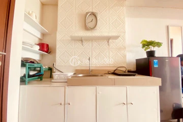 Kitchen Middle Floor 2BR Apartment with City View at Parkland Avenue Apartment