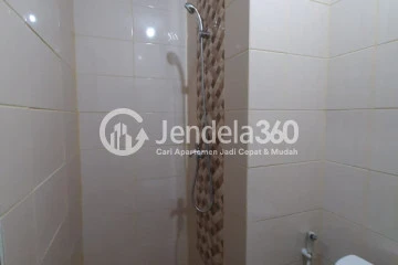 Bathroom Affordable Studio Apartment Middle Floor with City View at Dave Apartment