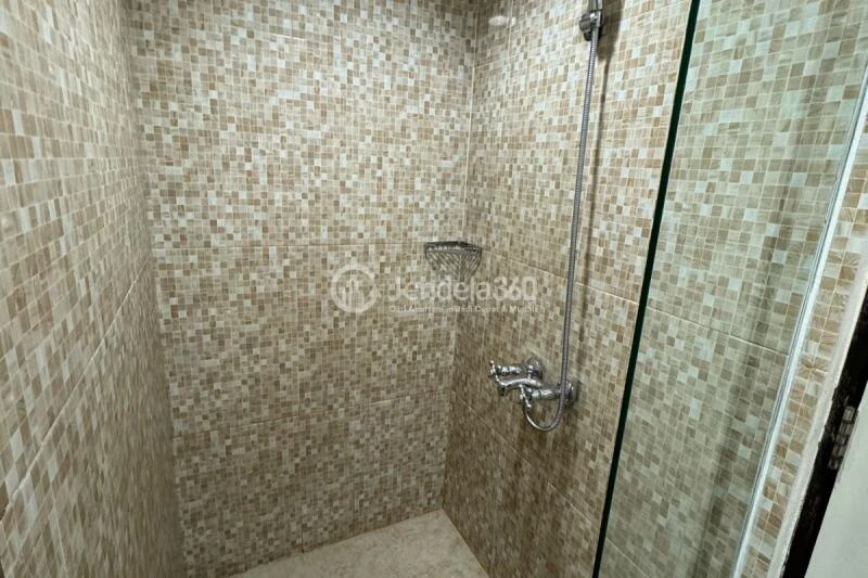 Bathroom Fancy Studio Apartment at Great Western Resort Tower B