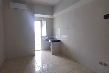 Bedroom Lovely Studio Apartment Middle Floor with City View at Green Lake View Apartment