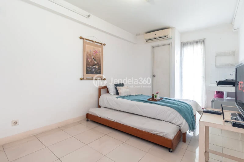 Bedroom Low Floor Studio Apartment with City View at Kalibata City Green Palace