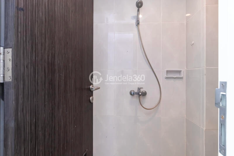 Bathroom Middle Floor Studio Apartment with  View at Serpong Garden Apartment