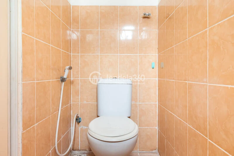 Bathroom 2BR Apartment with City View at Menteng Square Apartment
