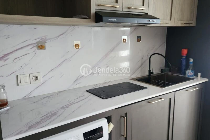 Kitchen 1BR Apartment with City view View at Arandra Residence