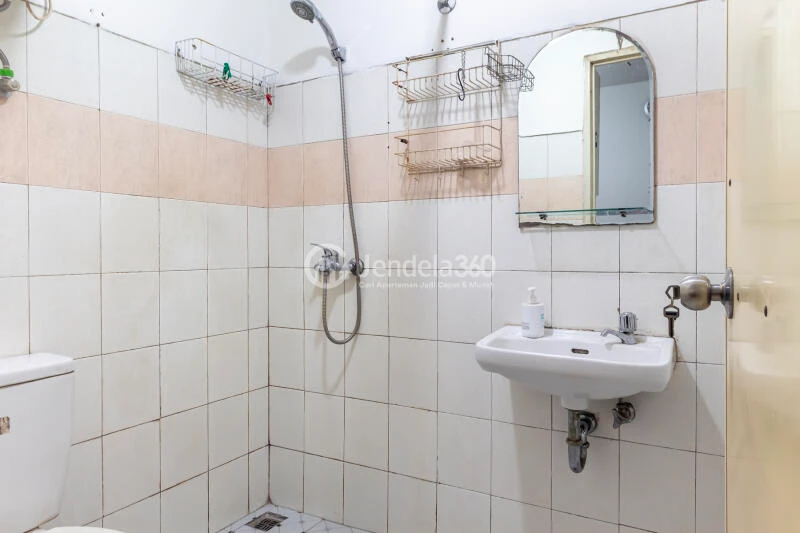 Bathroom 1BR Permata Eksekutif Apartment at Middle Floor
