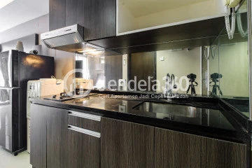 Kitchen Fancy Studio Apartment with City View at Tamansari The Hive