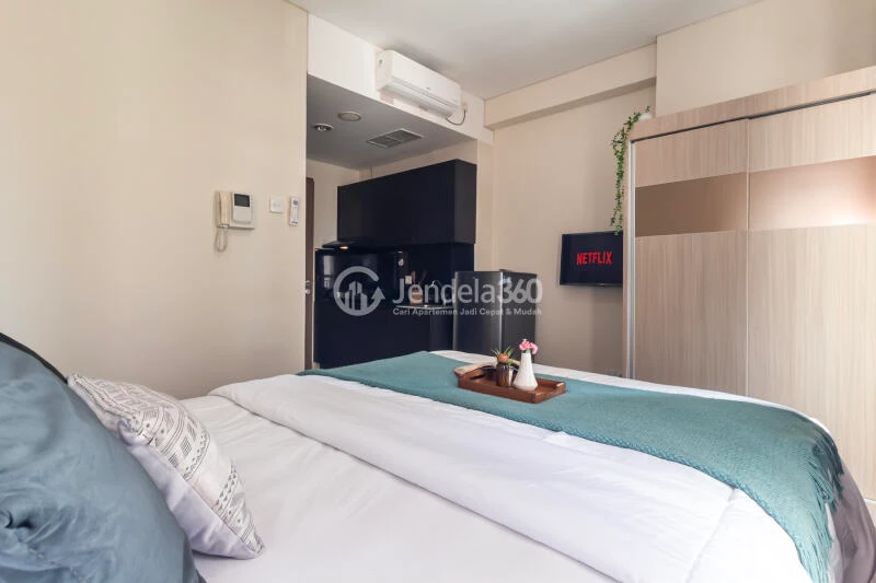 Bedroom High Floor Studio Apartment with City View at Puri Orchard Apartment
