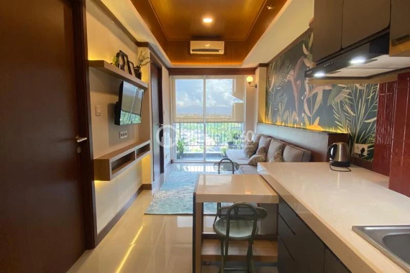 Kitchen 2BR Parkland Avenue Apartment at Low Floor