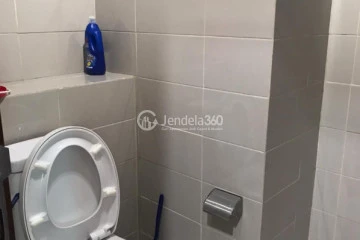 Bathroom Trendy Studio Apartment Middle Floor with City View at Springhill Terrace Residence