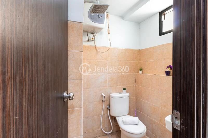 Bathroom Middle Floor Studio Apartment with City View at Kebagusan City Apartment