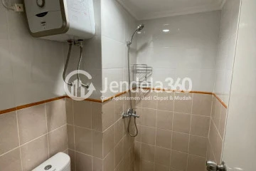Bathroom High Floor 2BR Apartment with City View at Podomoro Golf View Apartment