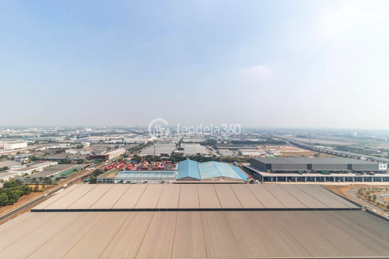 Balcony Fancy 1BR Apartment at Vasanta Innopark Apartment Low Floor