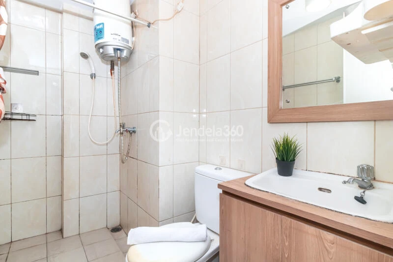 Bathroom Low Floor 2BR Apartment with  View at The Springlake Summarecon