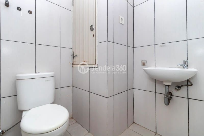 Bathroom Comfortable 2BR Apartment at Grand Kamala Lagoon Apartment Tower Emerald North