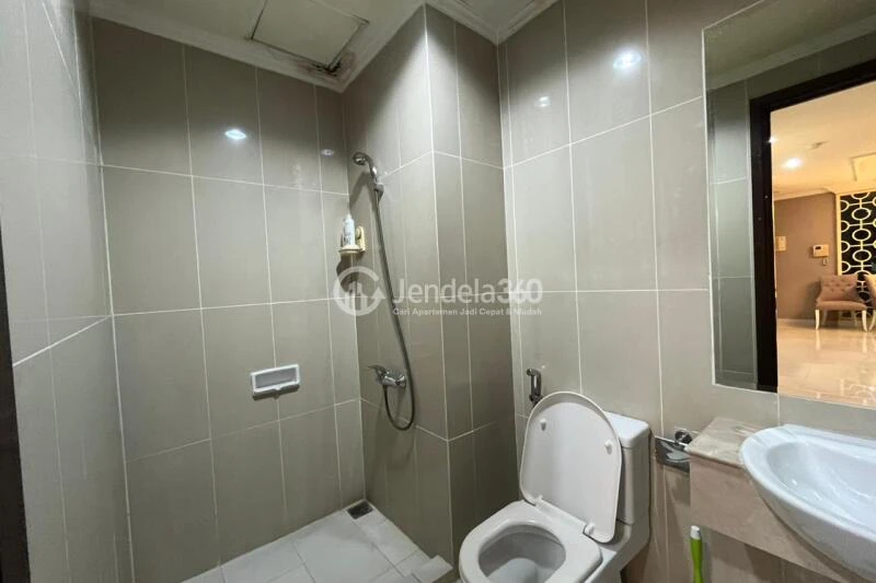 Bathroom 2BR Apartment with City View at Kuningan City (Denpasar Residence)