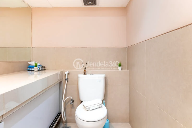 Bathroom Homey 1BR Apartment High Floor with City View at U Residence Karawaci